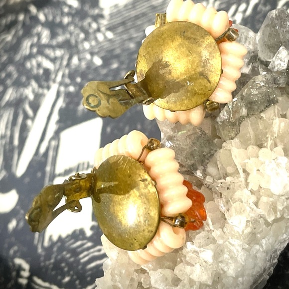 🖤 Vintage 🖤 🍊Mid Century Orange Leaves Peach Beads Clip On Earrings Brass - Picture 3 of 4
